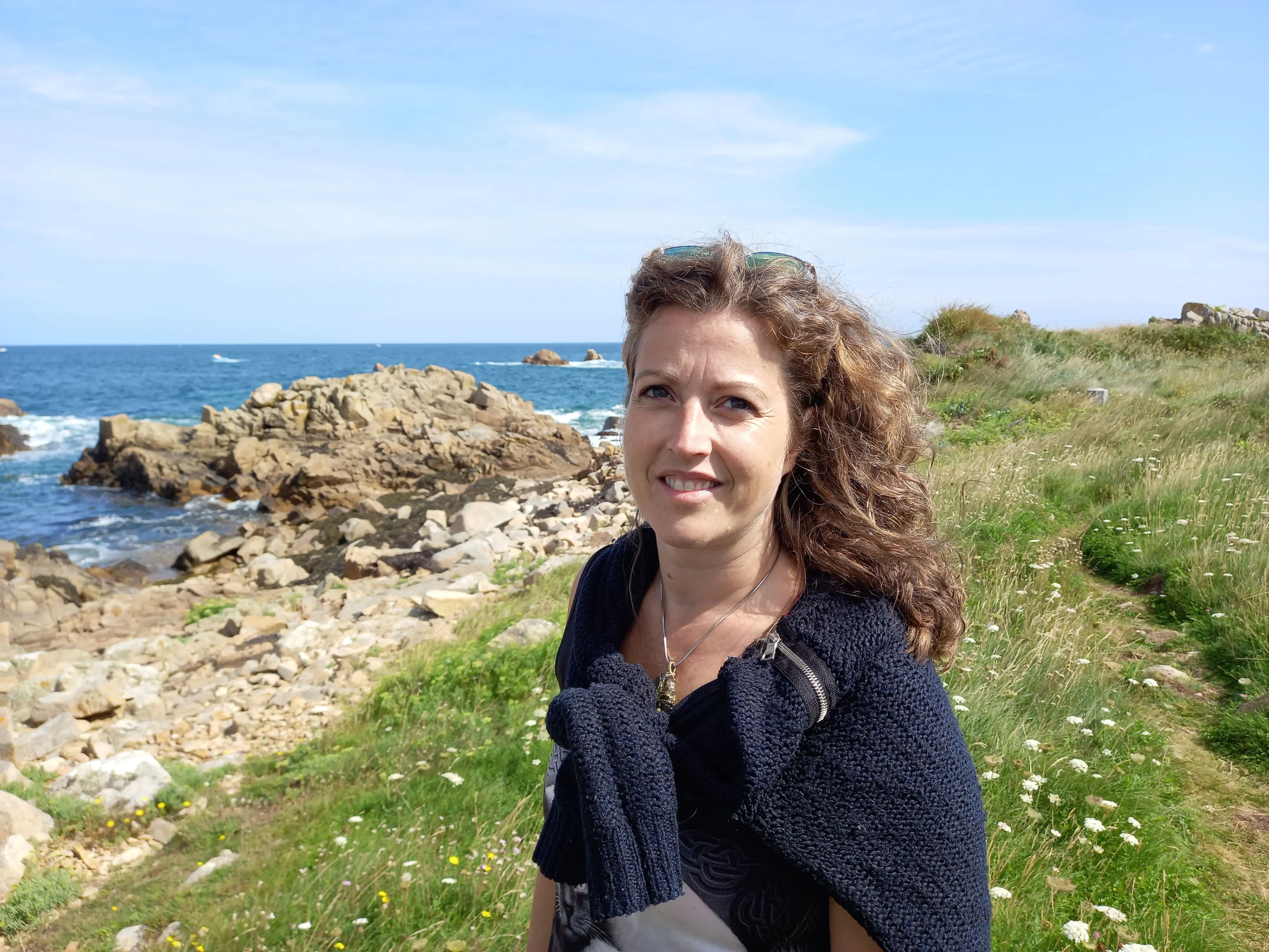 Photo de Hélène Perrière en train de se balader sur les côtes de Normandie